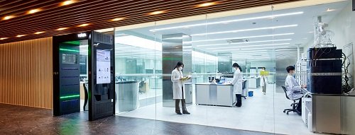 <실제 ㈜셀템제약의 R&D 시설 전경, 화장품 개발에 필요한 전 단계를 자체적으로 수행할 수 있는 세계적인 규모의 R&D 시설을 갖추고 있다. (셀템제약 제공)>