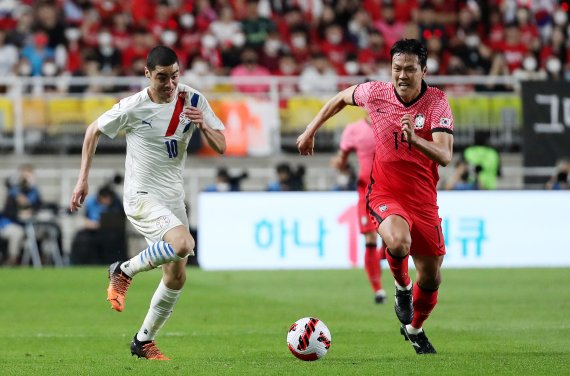 10일 경기 수원월드컵경기장에서 열린 2002 한일월드컵 20주년 기념 평가전 대한민국과 파라과이의 경기에서 대한민국 김영권이 파라과이 미구엘 알미론과 볼다툼을 벌이고 있다. 2022.6.10/뉴스1 © News1 박지혜 기자