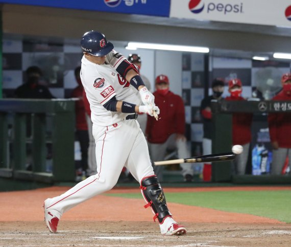 27일 오후 부산 동래구 사직야구장에서 열린 프로야구 ‘2022 신한은행 SOL KBO리그’ SSG랜더스와 롯데자이언츠의 경기, 11회말 1사 1·2루 상황 롯데 이대호가 병살타를 치는 순간 배트가 부러지고 있다. 2022.4.27/뉴스1 © News1 김영훈 기자