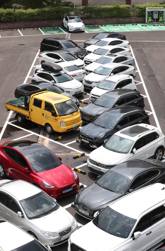 [서울=뉴시스] 고승민 기자 = 13일 서울 송파구 신천유수지 공영주차장에 'ㅅ(시옷)' 자형 주차장(사선 주차장) 54면이 마련돼 있다. 서울시에 따르면 시옷 주차장은 구획선을 45도 기울인 사선 형태로 주차시 회전반경과 사각지대를 감소시킬 수 있으며 안전사고 발생 위험도 적다. 시는 신천유수지 공영주차장 이용자를 대상으로 만족도를 조사한 뒤 다른 공영주차장으로 확대 적용하는 방안을 검토할 계획이다. 2022.06.13. kkssmm99@newsis.com