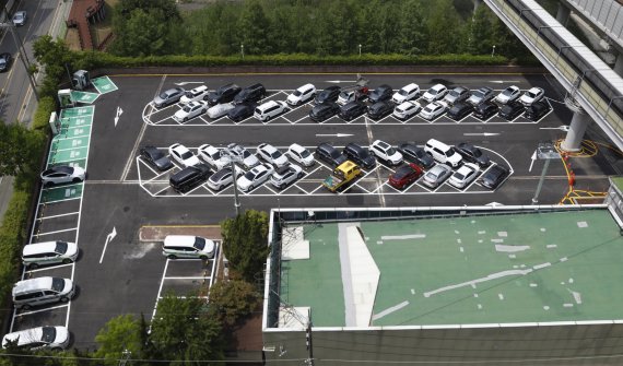 [서울=뉴시스] 고승민 기자 = 13일 서울 송파구 신천유수지 공영주차장에 'ㅅ(시옷)' 자형 주차장(사선 주차장) 54면이 마련돼 있다. 서울시에 따르면 시옷 주차장은 구획선을 45도 기울인 사선 형태로 주차시 회전반경과 사각지대를 감소시킬 수 있으며 안전사고 발생 위험도 적다. 시는 신천유수지 공영주차장 이용자를 대상으로 만족도를 조사한 뒤 다른 공영주차장으로 확대 적용하는 방안을 검토할 계획이다. 2022.06.13. kkssmm99@newsis.com