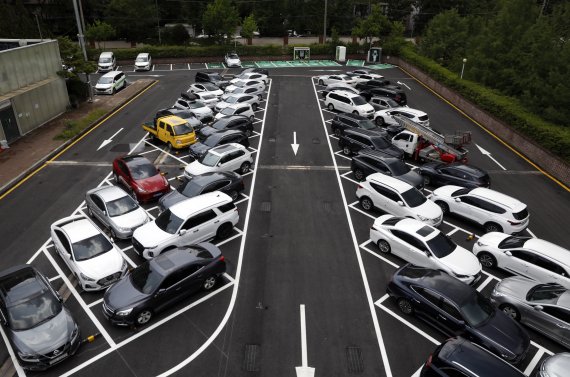 [서울=뉴시스] 고승민 기자 = 13일 서울 송파구 신천유수지 공영주차장에 'ㅅ(시옷)' 자형 주차장(사선 주차장) 54면이 마련돼 있다. 서울시에 따르면 시옷 주차장은 구획선을 45도 기울인 사선 형태로 주차시 회전반경과 사각지대를 감소시킬 수 있으며 안전사고 발생 위험도 적다. 시는 신천유수지 공영주차장 이용자를 대상으로 만족도를 조사한 뒤 다른 공영주차장으로 확대 적용하는 방안을 검토할 계획이다. 2022.06.13. kkssmm99@newsis.com