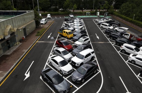 [서울=뉴시스] 고승민 기자 = 13일 서울 송파구 신천유수지 공영주차장에 'ㅅ(시옷)' 자형 주차장(사선 주차장) 54면이 마련돼 있다. 서울시에 따르면 시옷 주차장은 구획선을 45도 기울인 사선 형태로 주차시 회전반경과 사각지대를 감소시킬 수 있으며 안전사고 발생 위험도 적다. 시는 신천유수지 공영주차장 이용자를 대상으로 만족도를 조사한 뒤 다른 공영주차장으로 확대 적용하는 방안을 검토할 계획이다. 2022.06.13. kkssmm99@newsis.com