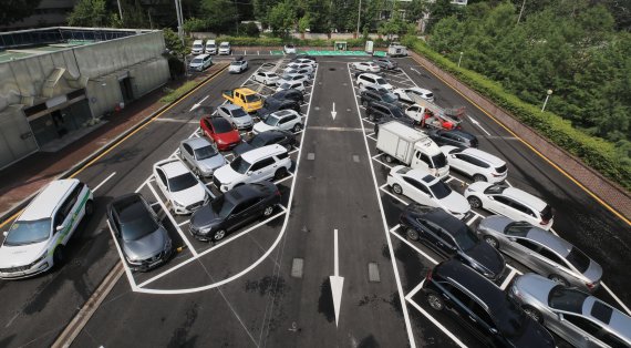 13일 서울 송파구 신천유수지 공영주차장에 도입된 사선주차장(시옷주차장)에 차들이 주차돼 있다. 2022.6.13/뉴스1 © News1 구윤성 기자