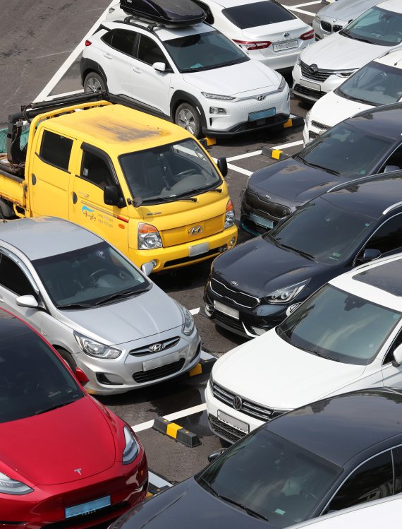 13일 서울 송파구 신천유수지 공영주차장에 도입된 사선주차장(시옷주차장)에 차들이 주차돼 있다. 2022.6.13/뉴스1 © News1 구윤성 기자