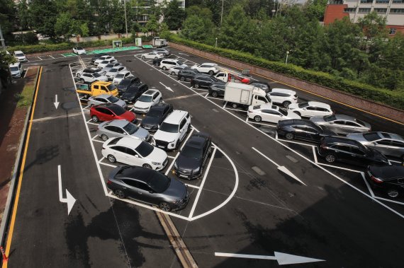 13일 서울 송파구 신천유수지 공영주차장에 도입된 사선주차장(시옷주차장)에 차들이 주차돼 있다. 2022.6.13/뉴스1 © News1 구윤성 기자