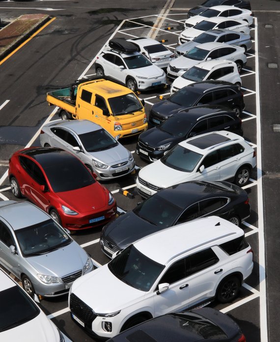 13일 서울 송파구 신천유수지 공영주차장에 도입된 사선주차장(시옷주차장)에 차들이 주차돼 있다. 2022.6.13/뉴스1 © News1 구윤성 기자