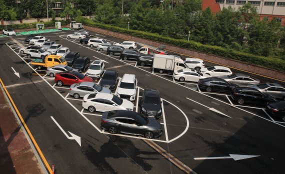 13일 서울 송파구 신천유수지 공영주차장에 도입된 사선주차장(시옷주차장)에 차들이 주차돼 있다. 2022.6.13/뉴스1 © News1 구윤성 기자