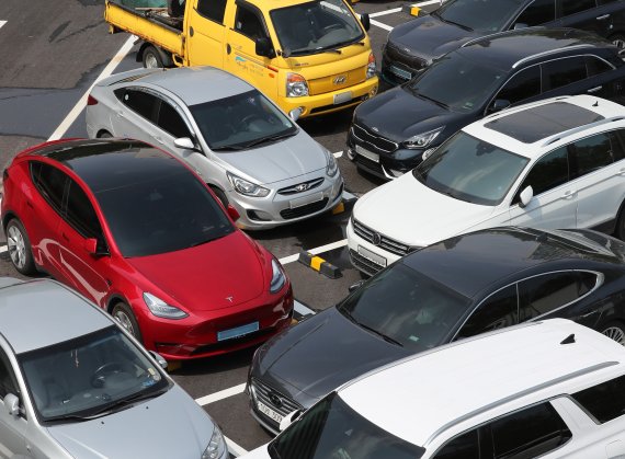 13일 서울 송파구 신천유수지 공영주차장에 도입된 사선주차장(시옷주차장)에 차들이 주차돼 있다. 2022.6.13/뉴스1 © News1 구윤성 기자