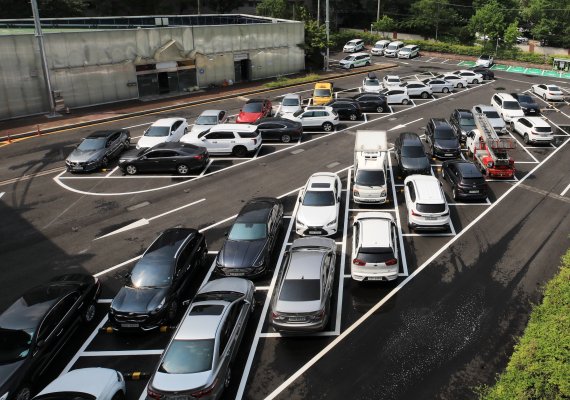 13일 서울 송파구 신천유수지 공영주차장에 도입된 사선주차장(시옷주차장)에 차들이 주차돼 있다. 2022.6.13/뉴스1 © News1 구윤성 기자