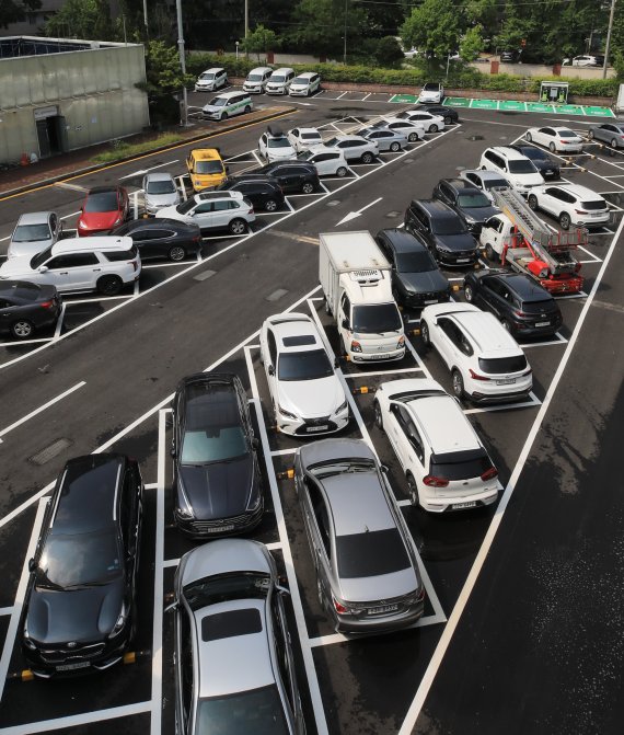 13일 서울 송파구 신천유수지 공영주차장에 도입된 사선주차장(시옷주차장)에 차들이 주차돼 있다. 2022.6.13/뉴스1 © News1 구윤성 기자