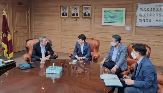 [창원=뉴시스] 홍정명 기자= 지난 9일 경남 창원상공회의소에서 열린 경남도지사직 인수팀과 창원상의 회장단 간담회.(사진=인수팀 제공)2022.06.13. photo@newsis.com