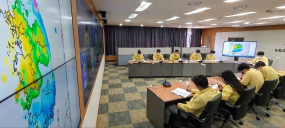 [세종=뉴시스] 강종민 기자 = 권재한 농림축산식품부 식품산업정책실장이 6일 오후 세종시 정부세종청사에서 열린 가뭄 상황 점검 회의에서 강수량 부족 지역 중심으로 철저한 급수대책 마련을 당부하고 있다. (사진=농식품부 제공) 2022.06.06. photo@newsis.com *재판매 및 DB 금지