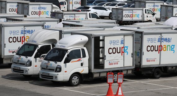 [서울=뉴시스] 이영환 기자 = 12일 오전 서울 서초구 양재동의 한 주차장에 쿠팡 트럭이 주차되어 있다. 쿠팡은 올 1분기 매출 51억1668만 달러(약 6조5212억원·환율 1274.5원), 당기순손실 2억929만 달러(약 2667억원)의 실적을 기록했다고 이날 밝혔다. 쿠팡은 이전 역대 최대 분기 매출인 지난해 4분기(50억7669만 달러) 실적을 갈아 치웠다. 지난해 1분기 매출 42억686만 달러에 비해 21% 증가한 수치다.환율 변동을 감안한 원화 기준으로 볼 때 지난해 1분기 매출에서 32% 증가한 것이라고 쿠팡은 설명