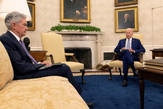 지난 2022년 5월 31일 미국 워싱턴DC 백악관에서 제롬 파월 미 연방준비제도(연준) 의장(왼쪽)이 조 바이든 미 대통령과 대화하고 있다.로이터뉴스1