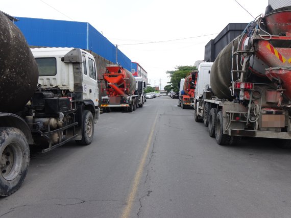 [제주=뉴시스] 오영재 기자 = 민주노총 화물연대의 총파업이 일주일 째 이어지고 있는 가운데, 13일 오후 시멘트 공급 부족으로 가동을 멈춘 제주의 한 레미콘 공장 인근 도로에 레미콘 차량들이 세워져 있다. 2022.06.13. oyj4343@newsis.com