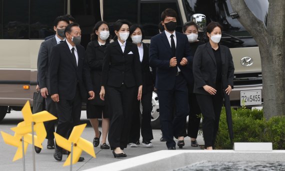 김건희 여사 봉하마을 동행인, 무속인 아닌 '교수·코바나 임원'