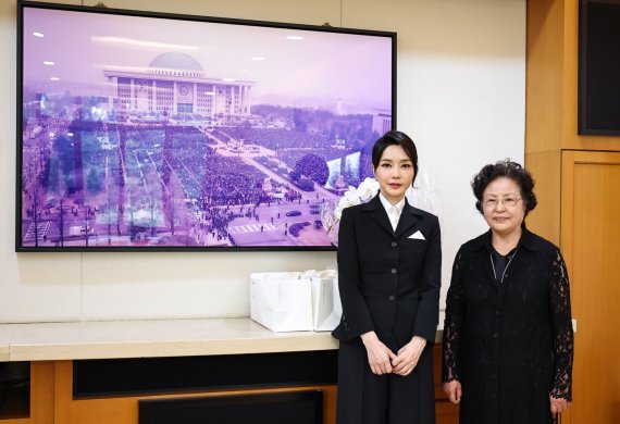 봉하 찾은 김건희 여사 "남편과 '변호인' 보며 울어"..권양숙 여사 "채찍질 참아야"