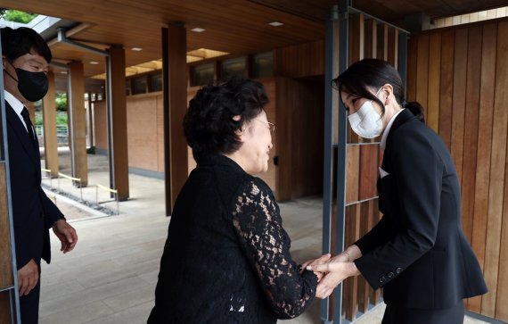 김건희 여사, 봉하마을서 첫 단독일정... "盧, 尹에 통합 대통령 되라고 했을 것"