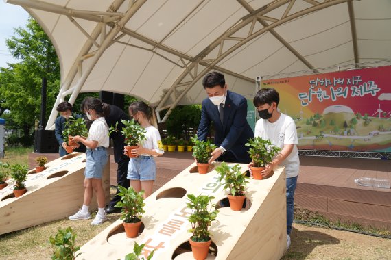 구만섭 제주도지사 권한대행(오른쪽 두번째)이 4일 제주시민복지타운 광장에서 열린 '제27회 환경의날 기념식'에서 탄소중립 실천을 위한 '반려나무 심기 퍼포먼스'를 하고 있다. . 2022.6.4/뉴스1 © News1 강승남 기자