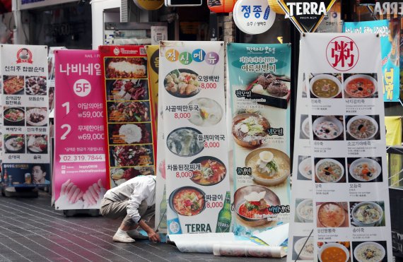 [서울=뉴시스] 고승민 기자 = 통계청에 따르면 지난달 생활물가지수는 109.54로 지난해 동월보다 6.7% 상승했다. 사진은 9일 서울 명동의 음식점 메뉴 입간판 모습. 생활물가지수는 소비자 구입빈도와 가격변동에 민감한 144개 품목으로 작성된다. 식품 중에선 국수, 식용유 등 가공식품 가격이 크게 뛰었고 돼지고기, 수입쇠고기 등 신선식품 역시 급등했다. 외식물가와 먹거리 외 기름값까지 뛰면서 서민물가에 빨간불이 켜졌다. 이같이 오른 것은 지난 2008년 이후 13년10개월만이다. 2022.06.09. kkssmm99@newsis