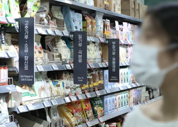 [서울=뉴시스] 김진아 기자 = 곡물 등 국제 원자재 가격이 오르면서 가공식품 물가도 10년 4개월만에 가장 크게 상승했다. 6일 통계청 국가통계포털(KOSIS)에 따르면 지난달 가공식품 지수는 109.19(2020년=100)로 1년 전보다 7.6% 올랐다. 품목별로는 국수(33.2%)와 소금(30.0%), 밀가루(26.0%), 식용유(22.7%)의 상승폭이 컸다. 천일염 생산량 부족 등으로 소금은 1년 전보다 30.0% 상승했다. 사진은 6일 서울시내 마트. 2022.06.06. bluesoda@newsis.com
