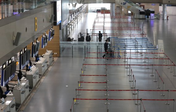 지난 2020년 3월24일 부산 강서구 김해국제공항 국제선이 텅 비어 있다. 이날 항공편이 0편으로 항공기 급감으로 운항이 멈춰 선 것은 1976년 김해공항 국제선 개항 후 처음이다. 2020.3.24/뉴스1 © News1 여주연 기자