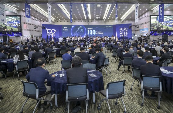 [과천=뉴시스] 경기 과천시 한국마사회 럭키빌에서 한국경마 100년 기념식이 열리고 있다. 2022.05.19.