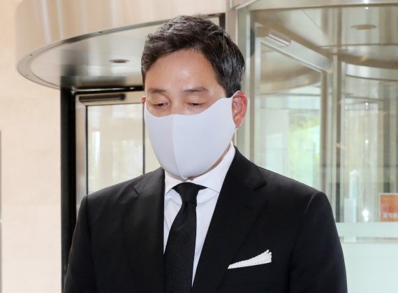 정용진 신세계그룹 부회장이 지난 서울 강남구 삼성서울병원에 마련된 이재관 전 새한그룹 부회장의 빈소에 도착했다. 정 부회장은 이재관 전 새한그룹 부회장이 별세하자 빈소가 마련되기도 전에 유족보다 먼저 장례식장을 찾았다. 정 부회장은 故 이재관 전 새한그룹 부회장과 이종사촌 관계다. 2022.6.13/뉴스1 © News1 박지혜 기자