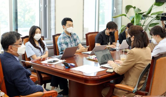 김성환 더불어민주당 정책위의장이 14일 국회에서 가진 기자간담회에서 발언을 하고 있다. (공동취재) 2022.6.14/뉴스1