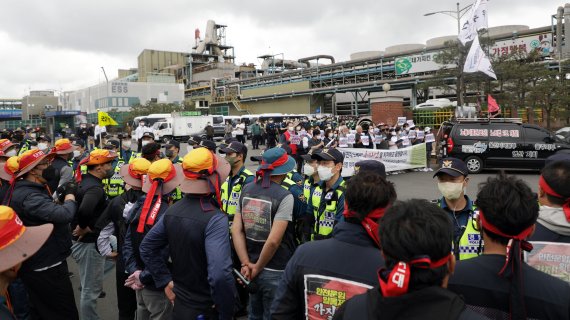 화물연대 총파업 일주일째인 13일 화물연대 울산지부 조합원들이 울산시 울주군 온산읍 고려아연 정문 앞에서 경찰과 대치하고 있다. 뉴스1 제공