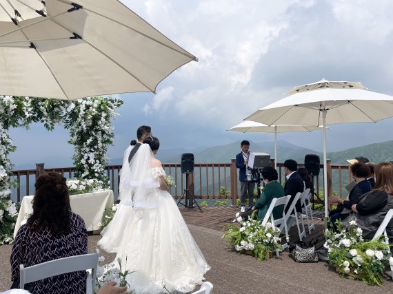 국립공원 소백산국립공원북부사무소는 2연화봉에서 산상 합동결혼식을 개최했다. © 뉴스1