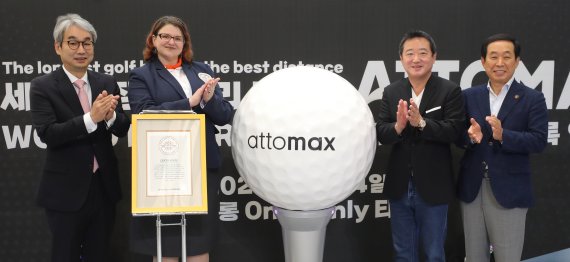 이웅열 코오롱그룹 명예회장과 장희구 코오롱인더스트리 사장 등이 14일 오전 서울 강서구 마곡동 코오롱 원앤온리타워에서 열린 세계 최장 비거리 골프볼 아토맥스(ATTOMAX) 세계기록위원회(World Record Committee) 공식기록 인증식에 참석해 기념 촬영을 하고 있다. 왼쪽부터 김덕은 한국기록원장, 데이나 헤슈 미국 세계기록위원회 심사위원 대표, 이 명예회장, 장 사장. 2022.6.14/뉴스1 © News1 이광호 기자