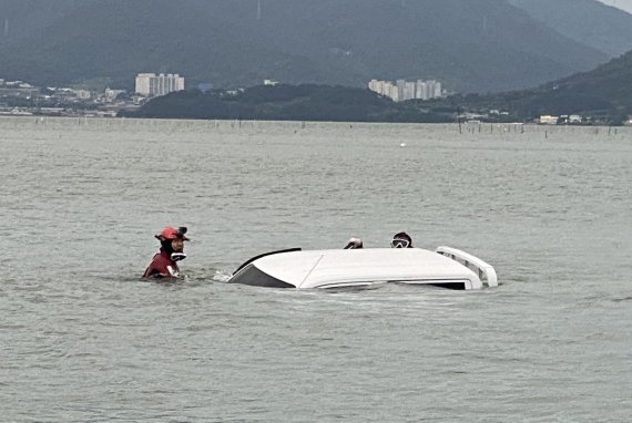 사천 비토섬과 월등도 사이의 바닷길에 빠진 포터 차량(사천해경 제공). © 뉴스1