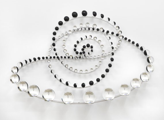 [서울=뉴시스]Olafur Eliasson Orbital close encounter 2022 Partially silvered glass spheres, stainless steel, paint(black, white) 113 x 174 x 23 cm Courtesy of the artist and PKM Gallery. Photo: Jens Zieh