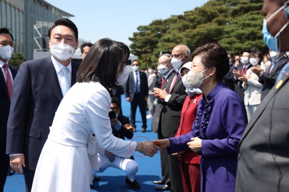 [서울=뉴시스] 윤석열 대통령 부인 김건희 여사가 10일 서울 여의도 국회 앞마당에서 열린 취임식에서 박근혜 전 대통령과 인사하고 있다. (사진=대통령실 제공) 2022.05.10. photo@newsis.com *재판매 및 DB 금지