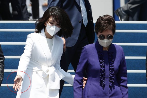 [서울=뉴시스] 고범준 기자 = 윤석열 대통령의 부인 김건희 여사가 10일 오전 서울 여의도 국회에서 열린 제20대 대통령 취임식을 마친 후 박근혜 전 대통령을 환송하고 있다. (공동취재사진) 2022.05.10. photo@newsis.com