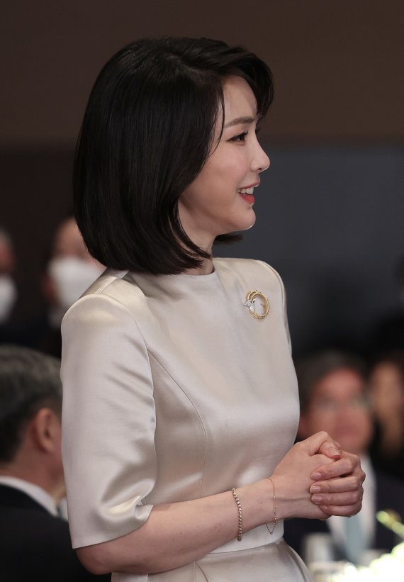 [서울=뉴시스] 김건희 여사가 10일 오후 서울 중구 신라호텔에서 열린 외빈 초청 만찬에 참석한 모습. (사진=대통령실 제공) 2022.05.11. photo@newsis.com *재판매 및 DB 금지