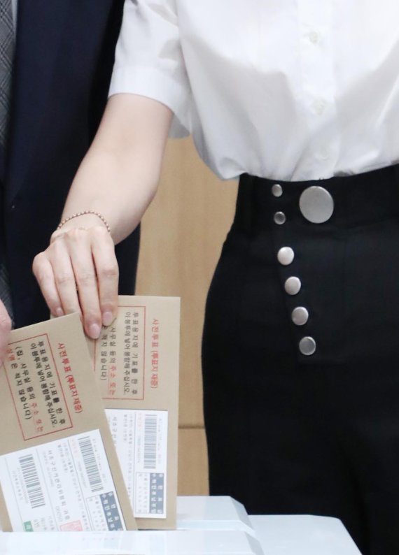 [서울=뉴시스] 홍효식 기자 = 윤석열 대통령 부인 김건희 여사가 제8회 전국동시지방선거 사전투표 첫날인 27일 서울 용산구 용산구의회에 마련된 사전투표소에서 투표를 하고 있다. 2022.05.27. yesphoto@newsis.com