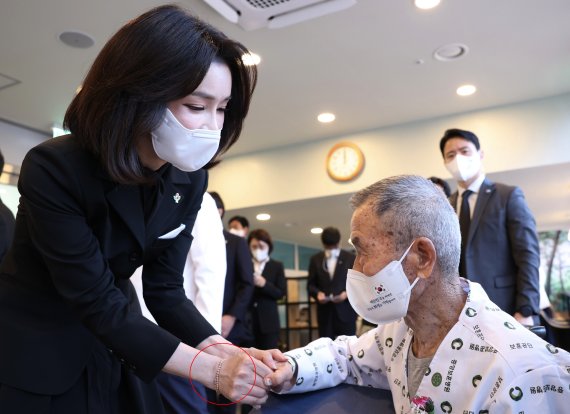 [서울=뉴시스] 윤석열 대통령 부인 김건희 여사가 6일 서울 강동구 중앙보훈병원을 방문해 입원 치료 중인 국가유공자들을 위로하고 있다. (사진=대통령실 제공) 2022.06.06. photo@newsis.com