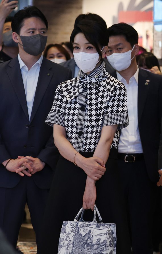 [서울=뉴시스] 전신 기자 = 윤석열 대통령 부인 김건희 여사가 12일 오후 서울 시내 한 영화관에서 영화 '브로커'를 관람한 뒤 소감 밝히는 윤 대통령을 바라보고 있다. (대통령실통신사진기자단) 2022.06.12. photo1006@newsis.com