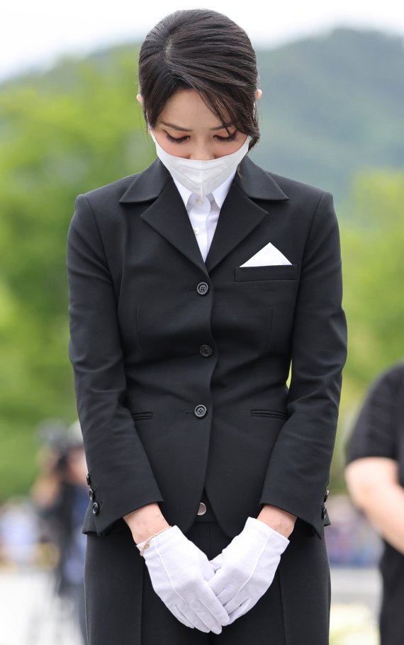[김해=뉴시스] 전신 기자 = 윤석열 대통령 부인 김건희 여사가 13일 오후 경남 김해 진영읍 봉하마을 고 노무현 전 대통령 묘역을 찾아 너럭바위 앞에서 묵념하고 있다. (대통령실통신사진기자단) 2022.06.13. photo1006@newsis.com