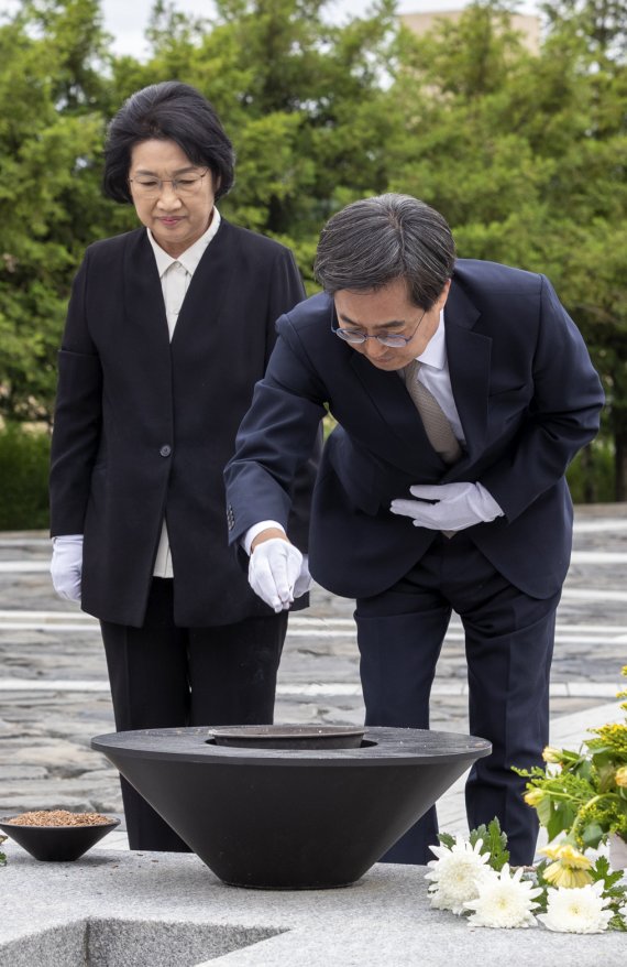 흰 수염에 앞코 헤진 운동화 신은 文, 옥수수 먹으며 김동연에 전한 메시지는?