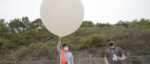 한국항공우주연구원 연구진이 전남 고흥 나로우주센터에서 고층풍을 확인하기 위해 기상 관측장비를 이용하고 있다. 항공우주연구원 제공