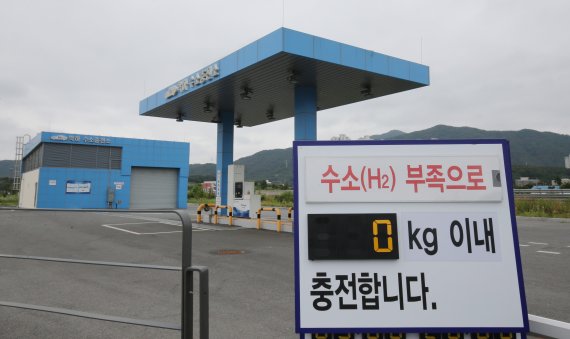 화물연대 총파업이 이틀째 이어지고 있는 가운데 8일 대전 유성구 학하수소충전소에 운영중단 안내문이 붙어 있다. © News1 김기태 기자