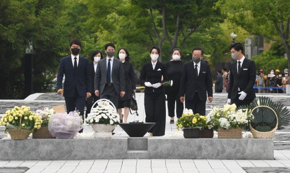 윤석열 대통령 부인 김건희 여사가 13일 경남 김해 봉하마을을 찾아 고 노무현 전 대통령 묘역에 헌화하고 있다. (대통령실사진기자단) 사진=뉴스1