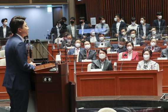 [서울=뉴시스] 김선웅 기자 = 안철수 국민의힘 의원이 14일 오후 서울 여의도 국회에서 열린 의원총회에서 이준석 대표의 모두발언을 듣고 있다. (공동취재사진) 2022.06.14. photo@newsis.com