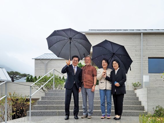 흰 수염에 앞코 헤진 운동화 신은 文, 옥수수 먹으며 김동연에 전한 메시지는?