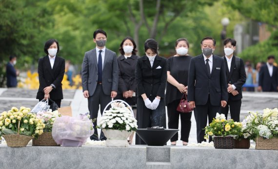 윤석열 대통령 부인 김건희 여사가 13일 오후 경남 김해 진영읍 봉하마을을 방문해 고 노무현 전 대통령 묘역에 참배하고 있다. (대통령실통신사진기자단) 2022.06.13. photo1006@newsis.com /사진=뉴시스