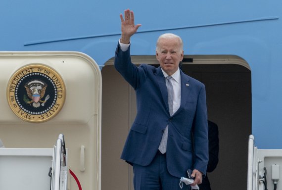 조 바이든 미국 대통령이 14일(현지시간) 메릴랜드 앤드루스공군기지에서 전용기에 탑승하며 손을 흔들고 있다.AP뉴시스